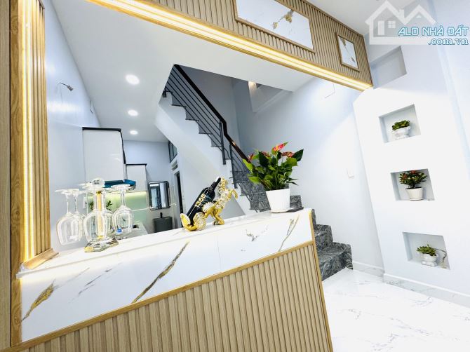 HẼM TO RỘNG ĐẸP HOÀNG DIỆU CẠNH H2 CHỈ 2-3 PHÚT LÀ QUA TỚI QUẬN 1 THÔI Ạ - 2