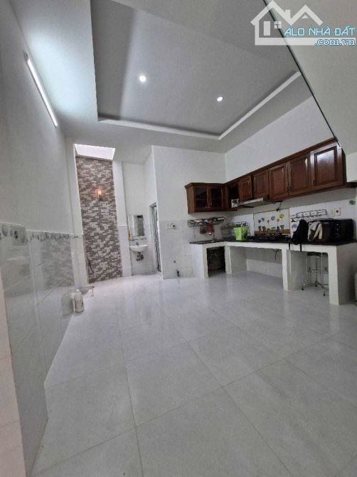 Hiếm nhà đẹp 1 trệt 2 lầu hẻm xe hơi rộng rãi - 2