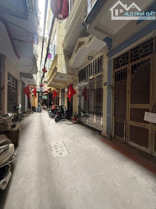 PHỐ CÁT LINH - Trung tâm Đống Đa - chỉ hơn 5 tỷ sở hữu 100m2 căn TẬP THỂ TẦNG 4, 3 NGỦ, LÔ - 2