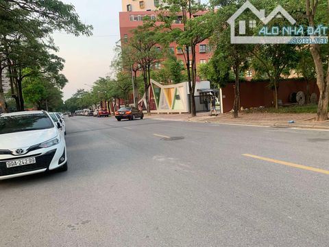 BIỆT THỰ THÔ MẶT PHỐ VIỆT HƯNG 200-3Tầng-12MT.67TỶ 3 THOÁNG KHU VIP Ở SƯỚNG CÓ THỂ KDOANH - 2
