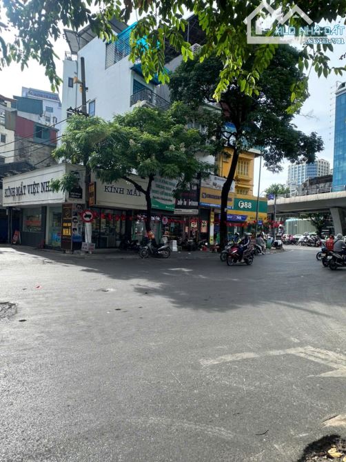 Tôi cần bán nhà Số 6 + 8 Phố Bạch Mai. 69m - Mặt tiền 5,8m - Ngõ sau ô tô tránh - 32,6 tỷ - 3