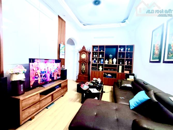 NHÀ DÂN XÂY , KHUNG CỘT CHẮC CHẮN , Ô TÔ LÙI CỬA , 10M RA ĐƯỜNG Ô TÔ TRÁNH - NHÀ ĐẸP - 3