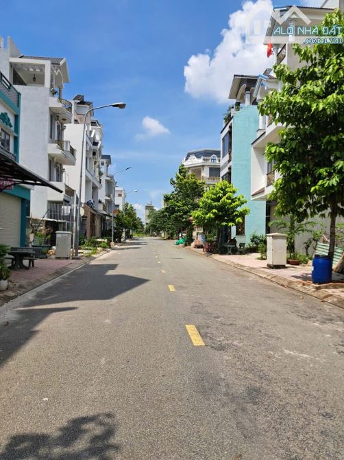 TP.Dĩ An- 64m2- 3 Tầng - 4PN - 5.8 Tỷ - Đường 13m - Hoàn công - Sổ hồng riêng - 3