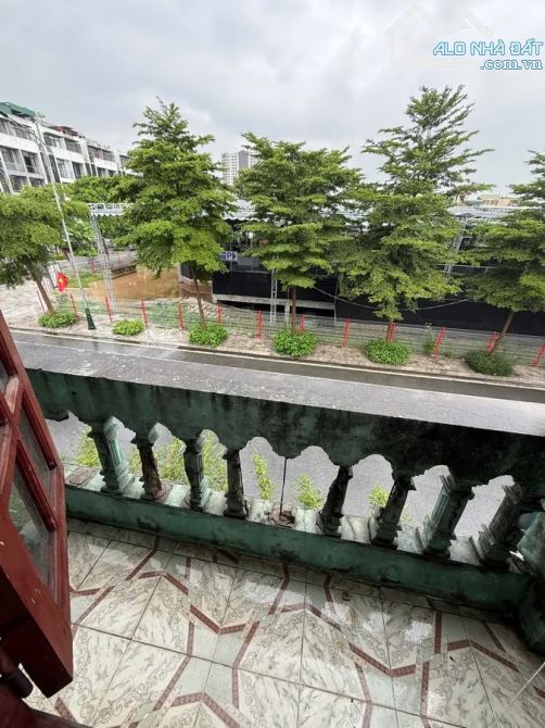 Bán nhà Đức Giang Long Biên 62m2, 3T chỉ hơn 11 tỷ ô tô tránh, có vỉa hè, 2 thoáng - 3