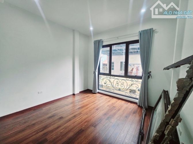 HOÀNG QUỐC VIỆT- 6 tầng thang máy, 12m ra oo tô tránh - 3