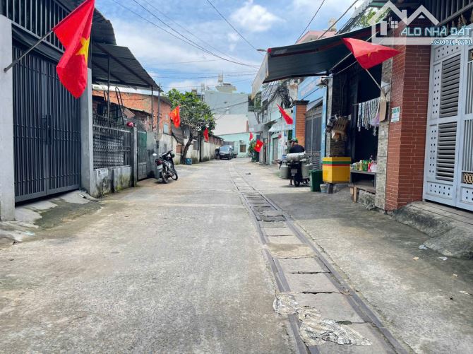 Cần bán khuôn viên đất mặt tiền hẻm đường 147 - Phước Long B. DT: 8 x 26= 208m2 - Chỉ 18tỷ - 3