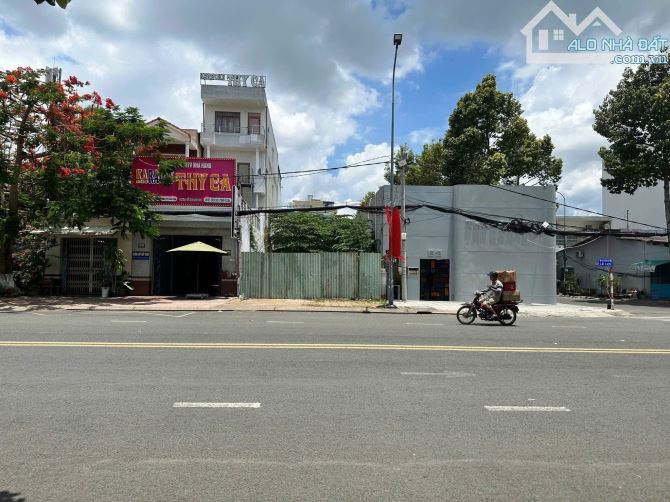 Hàng hiếm ! Bán nền lớn mặt tiền đường Lê Lợi . DT 335m2 , full thổ - 3