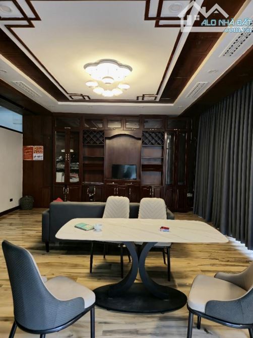 Bán Biệt Thự Hoàng Cầu, 2 ô tô tránh, vỉa hè, 1 nhà ra phố,40 tỷ - 3