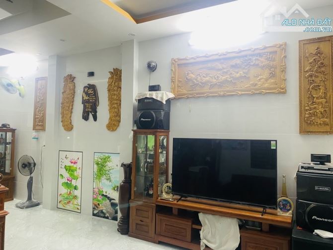 Bán nhà mặt phố dt 67m2; mt 5,2 m; kiệt Trần Quang Khải 4m; giá 6,xxtỷ, biển Sơn Trà ĐN - 4
