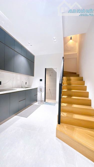 BÁN GẤP NHÀ ĐẸP 3 TẤM Q4 KHU VIP 20 THƯỚC PHỐ ẨM THỰC GIÁ 4 TỈ 650 HẺM 4M THÔNG VÀ GIÁP Q1 - 4