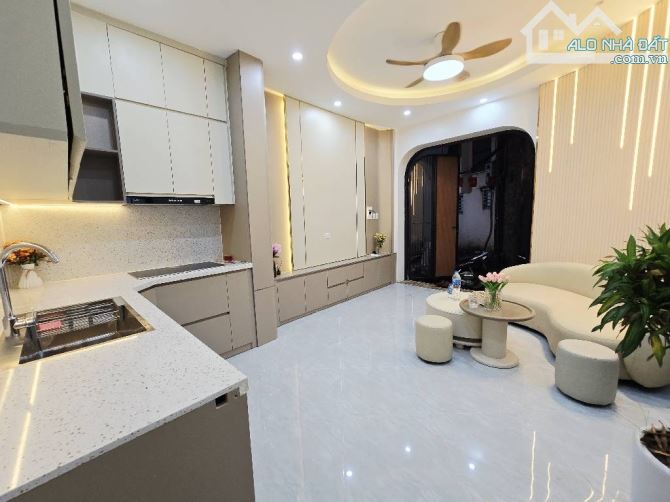 Bán nhà Trần Quý Cáp, DT 31m2 x 5T, MT 6m, ngõ thông, lô góc, dân xây cực đẹp, chỉ 9 tỷ 3 - 4