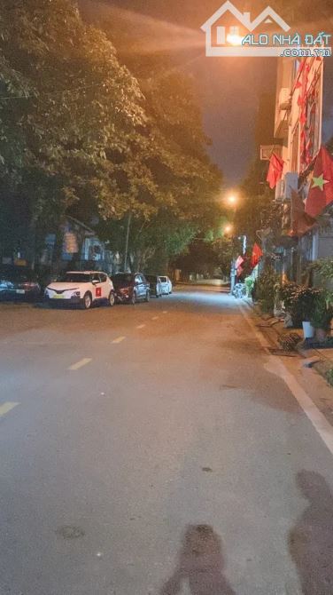 Bán nhà Đức Giang Long Biên 62m2, 3T chỉ hơn 11 tỷ ô tô tránh, có vỉa hè, 2 thoáng - 4