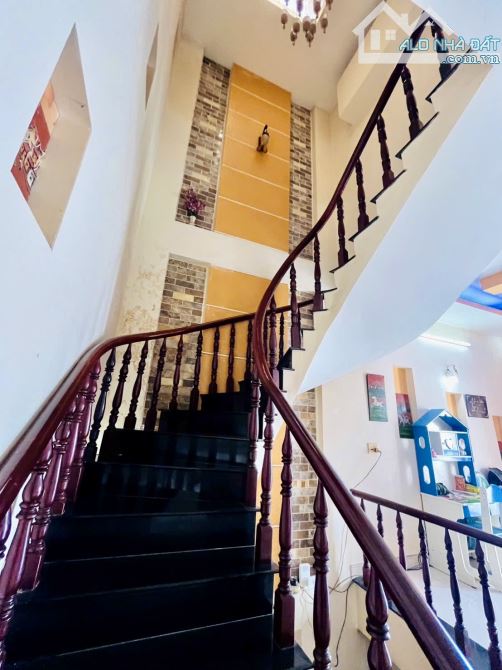 NGANG 7m DÀI 22m, 1/ NGUYỄN DUY TRINH LONG TRƯỜNG Q 9, 3 TẦNG ĐÚC BTCT, GIÁ 9 tỷ ( còn - 4