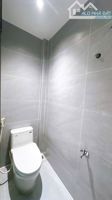 BÁN GẤP NHÀ ĐẸP 3 TẤM Q4 KHU VIP 20 THƯỚC PHỐ ẨM THỰC GIÁ 4 TỈ 650 HẺM 4M THÔNG VÀ GIÁP Q1 - 5