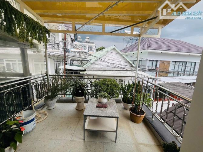 NHÀ HẺM ÔTÔ ĐƯỜNG BẠCH ĐẰNG 170M2 NGANG 12M CÓ 4PN ĐẦY ĐỦ CÔNG NĂNG CÁCH CHỢ 1,2KM -8,5 TỶ - 5