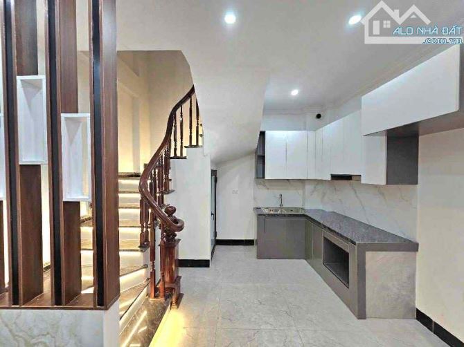O TO đỗ cổng, nhà đẹp Thanh Am - Long Biên 30m x mt 4m x 5T giá nhỉnh 5.x tỷ - hiếm - 5