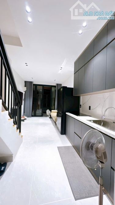 BÁN GẤP NHÀ ĐẸP 3 TẤM Q4 KHU VIP 20 THƯỚC PHỐ ẨM THỰC GIÁ 4 TỈ 650 HẺM 4M THÔNG VÀ GIÁP Q1 - 6