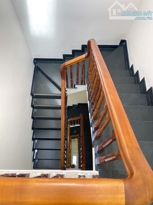 Chính chủ: Nhà đúc 3.5 tấm - đường 7m sát mặt tiền QL13 - Ô tô đậu trong nhà, cần ra gấp - 6