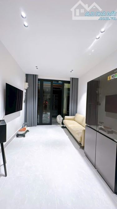BÁN GẤP NHÀ ĐẸP 3 TẤM Q4 KHU VIP 20 THƯỚC PHỐ ẨM THỰC GIÁ 4 TỈ 650 HẺM 4M THÔNG VÀ GIÁP Q1 - 7