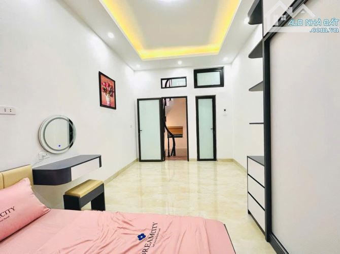 GIÁP BÁT 25M² HƠN 5TỶ - NHÀ ĐẸP Ở LUÔN FULL NỘI THẤT - VÀI BƯỚC RA MẶT PHỐ -MT THOÁNG SÁNG - 8