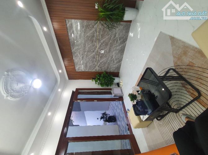 NHÀ ĐẸP NGỌC TRÌ - 5 TẦNG MỚI - Ô TÔ GẦN - GẦN CHÕI GỬI XE HƠN 6 TỶ - 8