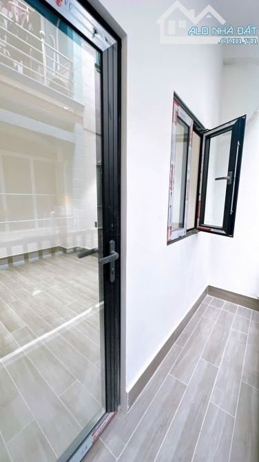 BÁN GẤP NHÀ ĐẸP 3 TẤM Q4 KHU VIP 20 THƯỚC PHỐ ẨM THỰC GIÁ 4 TỈ 650 HẺM 4M THÔNG VÀ GIÁP Q1 - 9