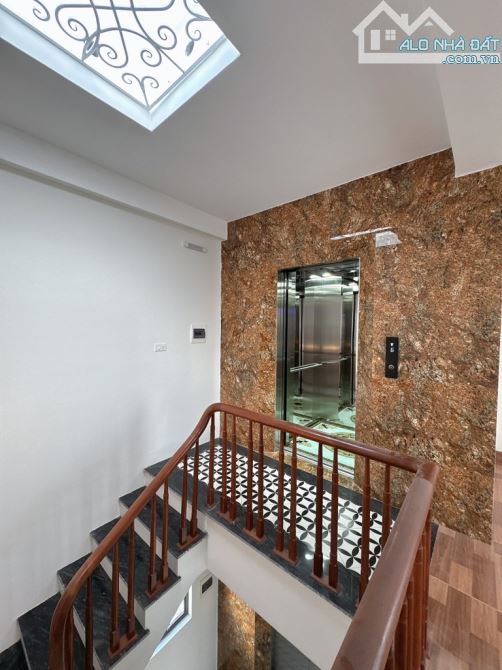 8.8 Tỷ /43 M2 /6 tầng thang máy/ Đê Vàng/ Giang Biên