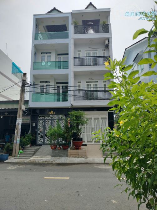 Bán nhà mặt tiền đường rộng 16m, 4 tầng, vào ở liền, P. Bình Phú, TP HCM
