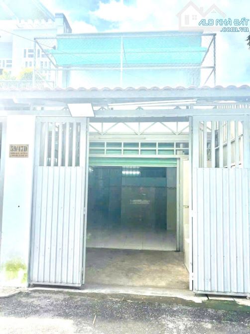 Nhà 2 tầng mặt tiền cây da xề gần siêu thị go QL1k dt 100m