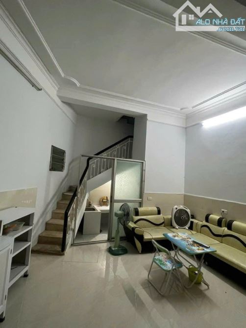 Cho thuê nhà ngõ 345 Khương Trung 40m2 x 2 tầng, 3 ngủ, 1 wc, 1 nhà tắm 8 triệu