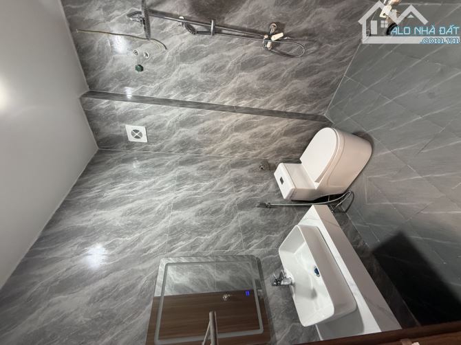 NHÀ ĐẸP PHỐ NGỌC TRÌ NHỈNH 6 TỶ XÍU, 5 TẦNG DTSD 40M CẦN BÁN GẤP 🏠🏠🏠