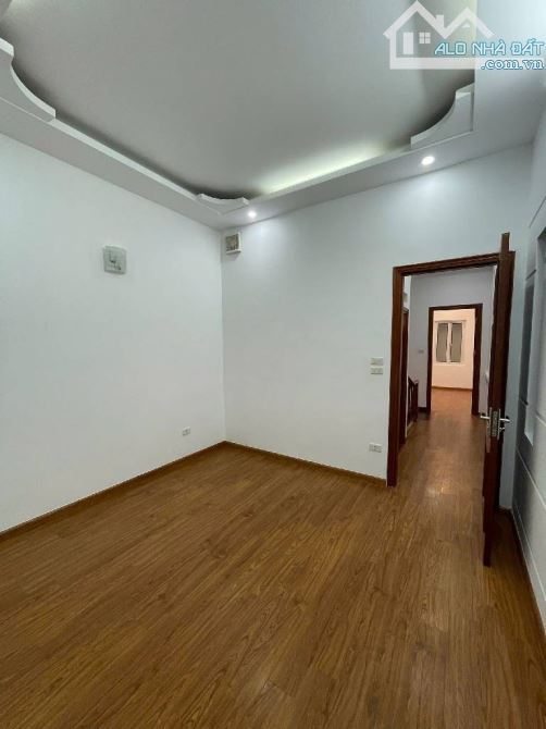 💥 Bán nhà phố Ngọc Khánh, ngõ nông, rộng xe ba gác thiết kế được thang máy.