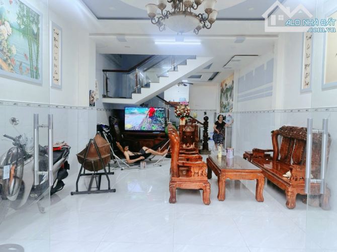 Bán gấp nhà 3 tầng 5m x 18m. Hẻm 8m vừa ở vừa kinh doanh tốt