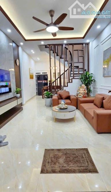 🏡 BÁN NHÀ NGỌC THỤY – 40M² x 5 TẦNG – Ô TÔ ĐỖ CỬA – CHỈ NHỈNH 7 TỶ  🚗