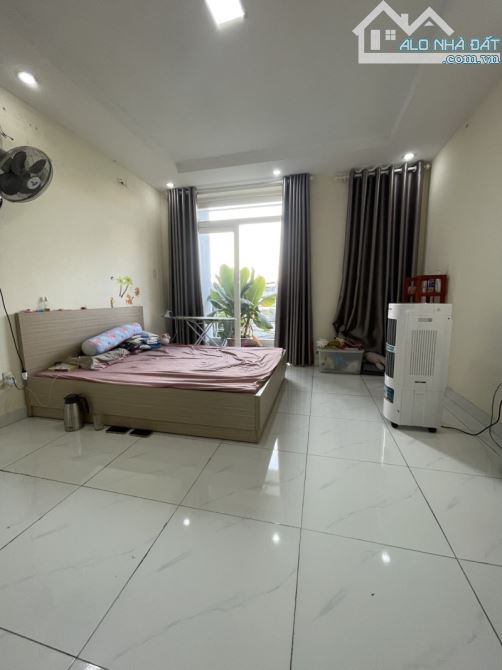 Gấp bán nhà Thủ Đức, 4 tầng, giá 8.8 tỷ, dt 72m2, gần Tô Ngọc Vân.
