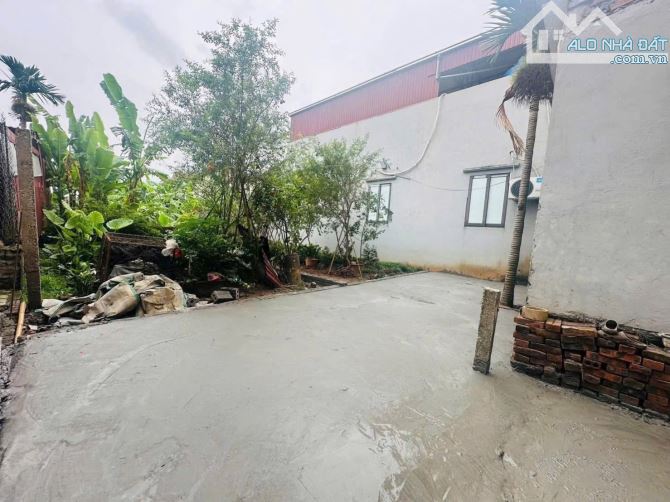 Duy nhất 1 lô đẹp nhất Văn Giang giá rẻ chỉ 1tỷ550  📍 Vị trí: Thôn Hoàng Trạch , xã Mễ Sở