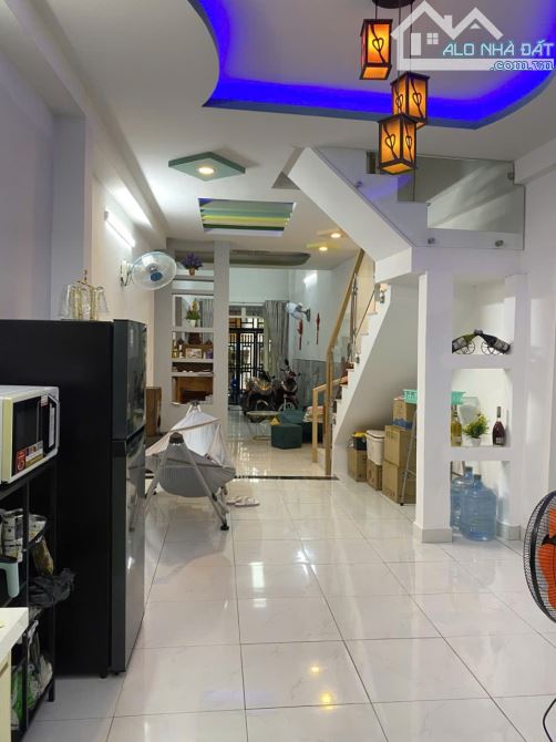 Nhà đẹp 2 tầng Bình Tân sát Tên Lửa tặng nội thất 53m2 HXH chỉ 4 tỷ.
