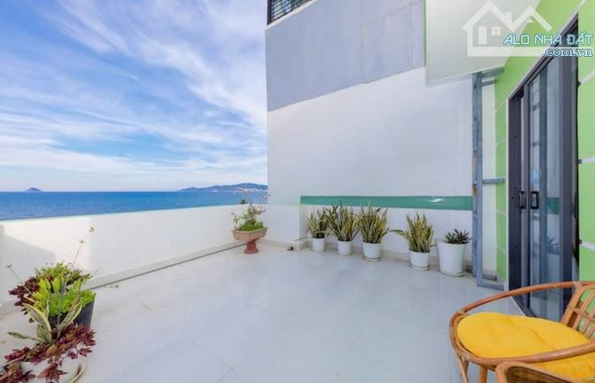 BÁN NHANH KHÁCH SẠN BẮC NHA TRANG, CÁCH BIỂN CHỈ 70 mét,  VIEW SÂN THƯỢNG BIỂN.