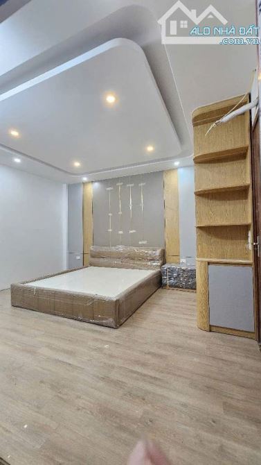 BÁN NHÀ CỰ KHỐI,LONG BIÊN Ô TÔ ĐỖ TẬN CỬA,5TẦNG FULL NỘI THẤT GIÁ 5,6TỶ