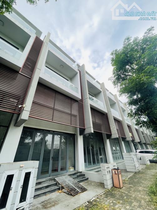 Nhà mặt tiền đường nhựa hiện hữu, khu dân cư sầm uất tiện kinh doanh nhiều ngành nghề.