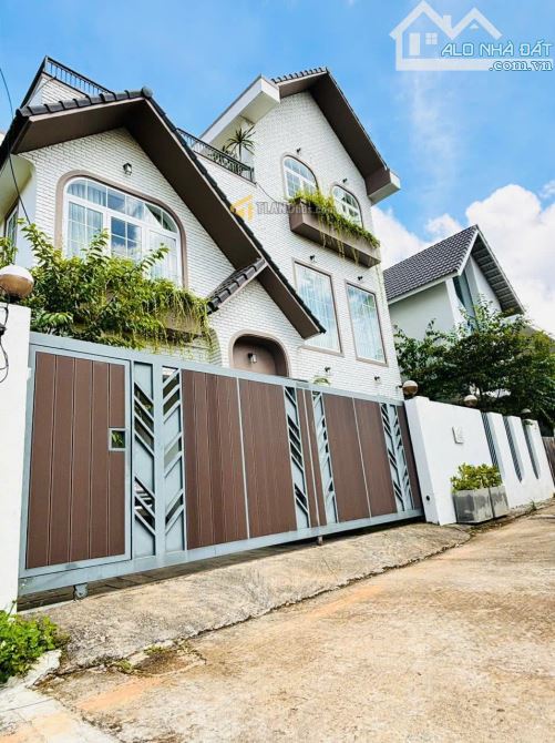 Villa mới đẹp sân đậu ô tô 203m2 thiết kế châu Âu P7 Đà Lạt chỉ hơn 13 tỷ