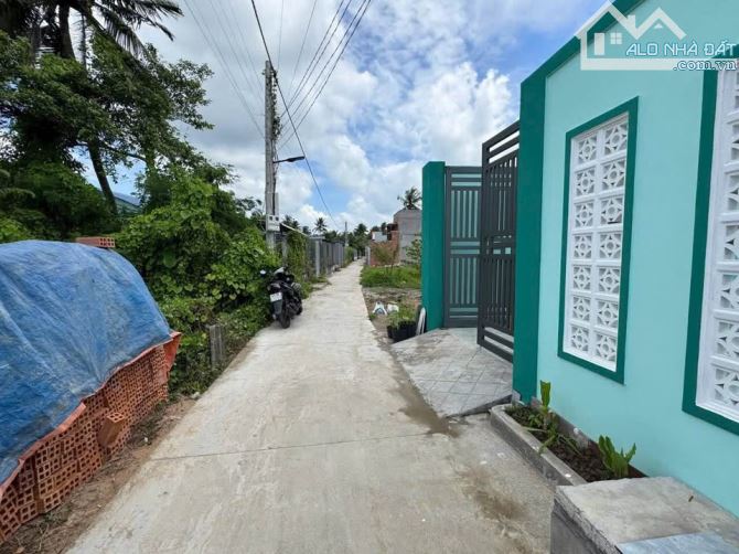 Nhà cấp 4 mới sơn sửa lại, 124,6m2, SHR, Xã Tân An Hội, Giá 850 Triệu.
