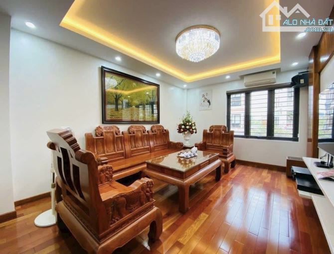 Bán nhà DỊCH VỌNG, 43m2, 6 tầng, . Hơn 9 tỷ. Gần Ô TÔ. Tiện ích xung quanh đủ cả