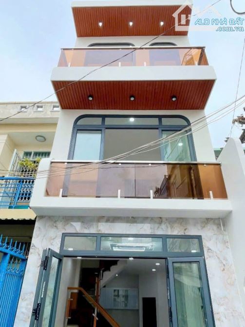Cho thuê nhà đẹp , 3 tầng , Ngang 4 dài 10 , Trước nhà 5m , Đoàn Văn Bơ , Q4.