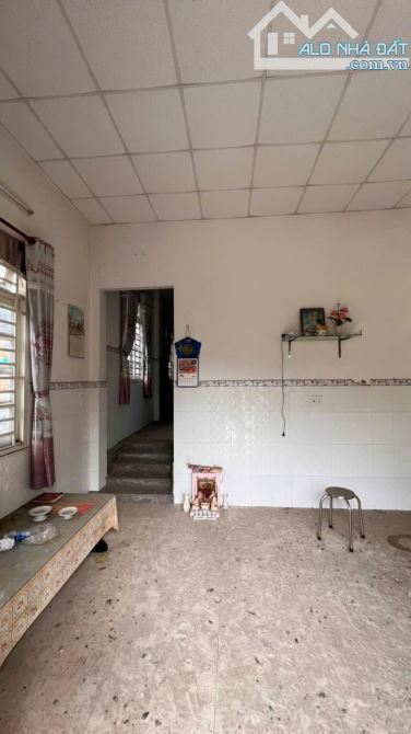 CG PHƯỚC LONG B BÁN ĐẤT TẶNG NHÀ CẤP 4.DIỆN TÍCH : 138M2 NGANG 6,1M.