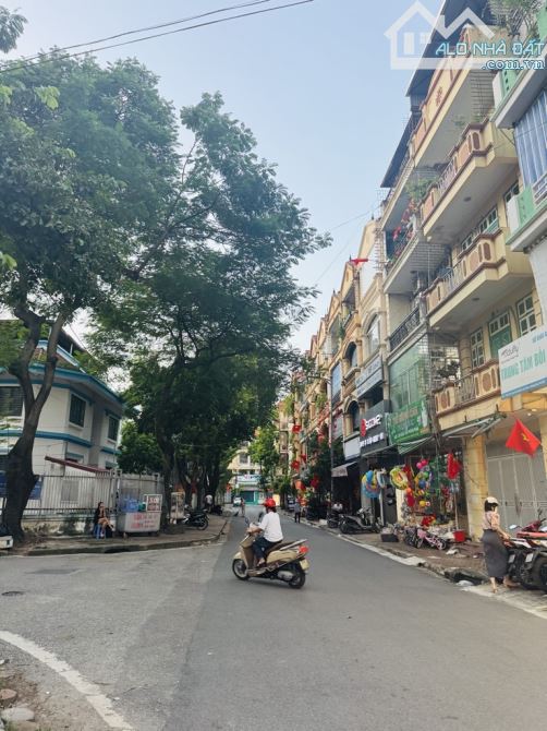 Liền kề Linh Đàm, Hoàng Mai,80m.6T,gara ô tô, thang máy, vỉa hè rộng, ở hoặc làm văn phòng