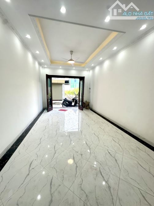 BÁT KHỐI_LONG BIÊN : NHÀ MỚI _6 TẦNG_GARA ĐỂ Ô TÔ_DT 42M_ GIÁ 9 TỶ