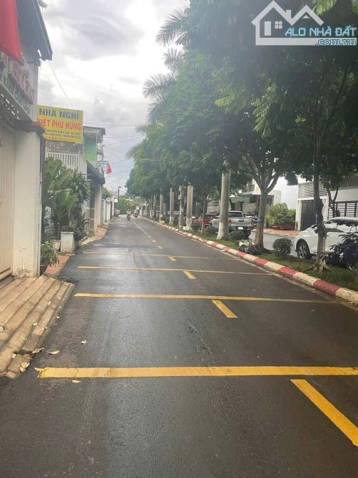 Bán lô đất mặt tiền Nguyễn Kinh Chi  - Diện tích :102m2  - full thổ cư  - Hướng đông nam -