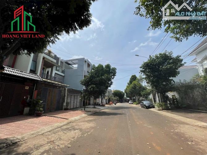 Khách gửi 02 lô Nay Pao không khuyết điểm ——- DT: 5x23,75m H: Tây Bắc Giá: 15,4 tỉ   Vui