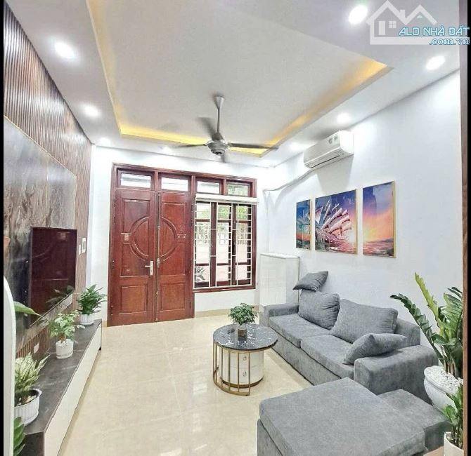 CẦN BÁN NHÀ BÁT KHỐI, LONG BIÊN 33m2, 5T, chỉ 5,6 tỷ